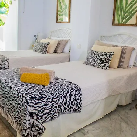 Benalgolf: Seaside With Private Bbq Backyard
