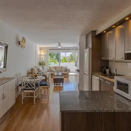 Benalgolf: Seaside With Private Bbq Backyard Apartment *