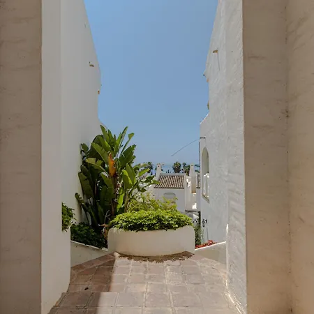 Benalgolf: Seaside With Private Bbq Backyard Apartment *